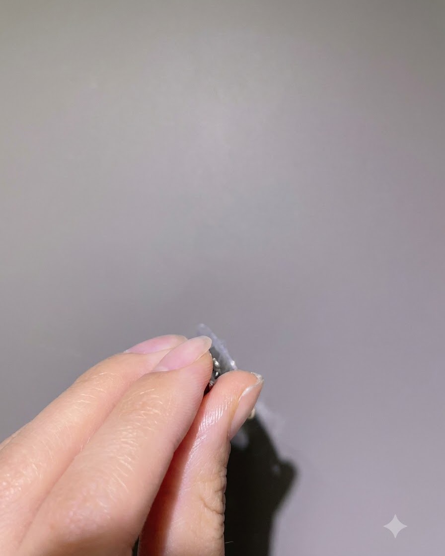 La vista di profilo di un dito tenuto capovolto per consentire al gel costruttore trasparente di autolivellarsi.