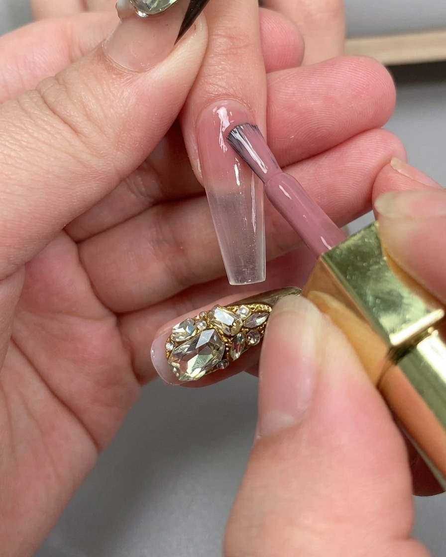 Una mano posizionata sotto una lampada UV per unghie per polimerizzare lapplicazione della base coat.