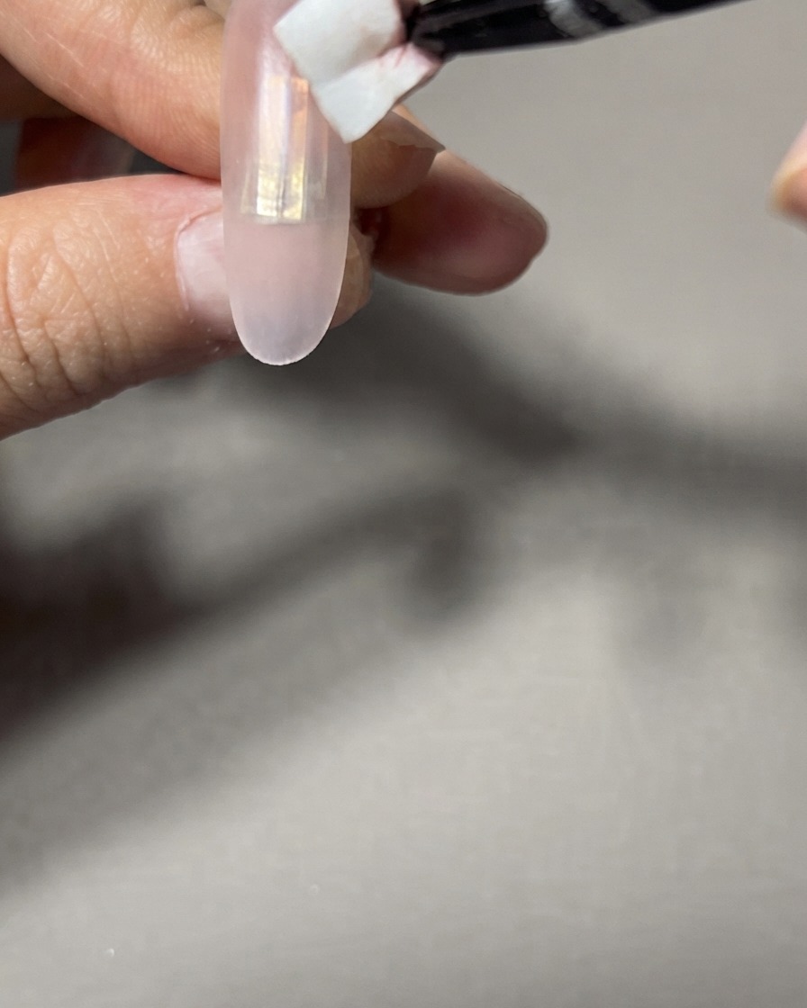 Una spugnetta per il trucco utilizzata per tamponare e sfumare i bordi della sfumatura su ununghia.