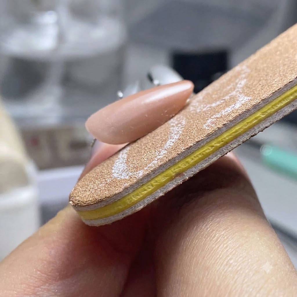Un buffer per unghie modella e leviga i tre lati di ununghia in gel finita.