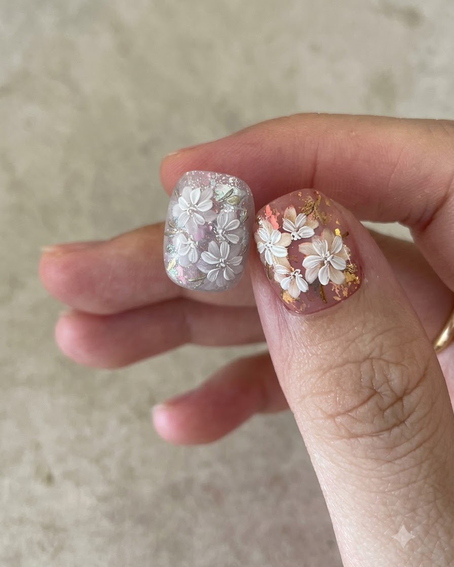 Applicazione di un top coat opaco sopra il foil incorporato sullunghia.