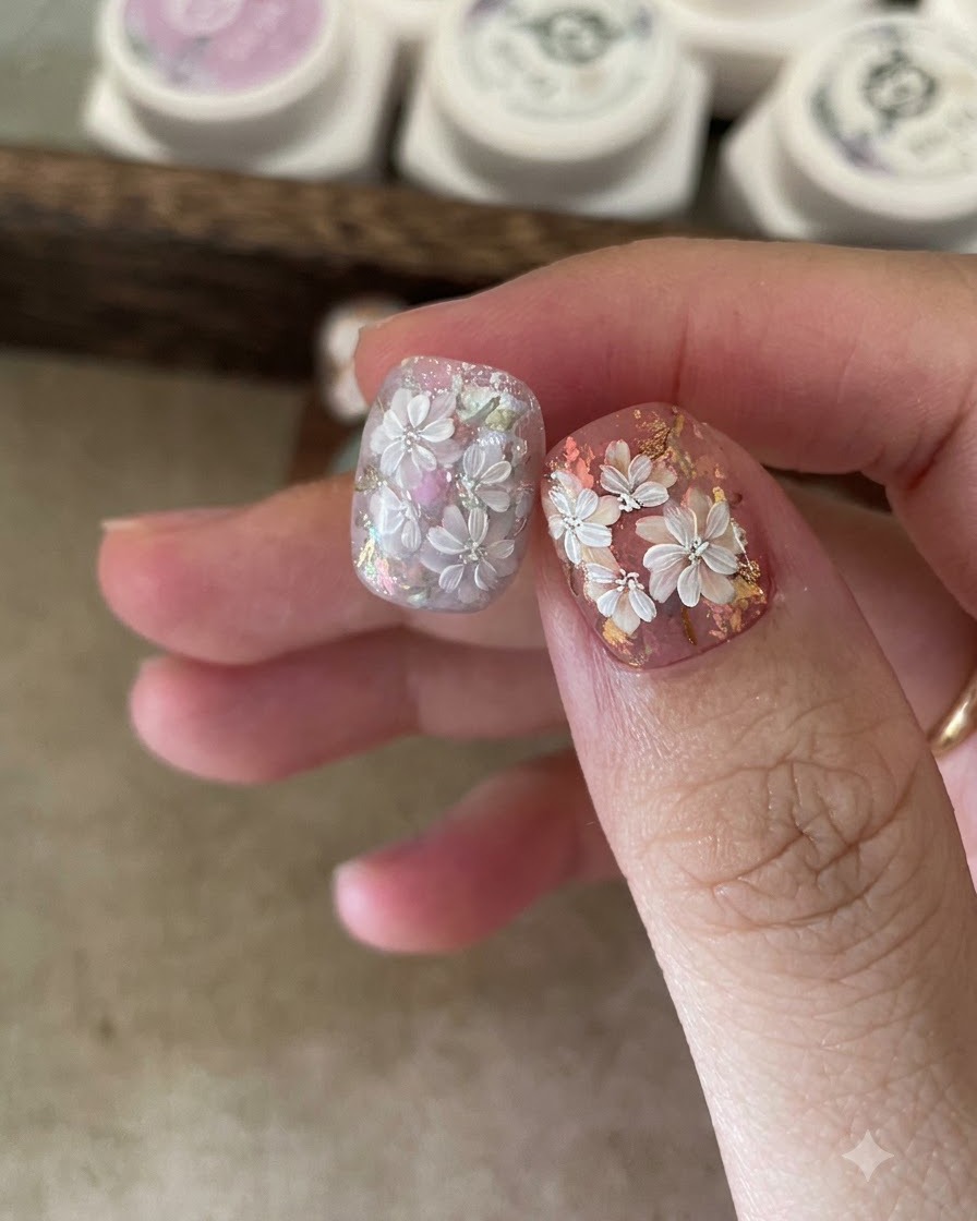 Un pennello sfuma i punti di gel viola per ottenere un delicato effetto acquerello blooming.