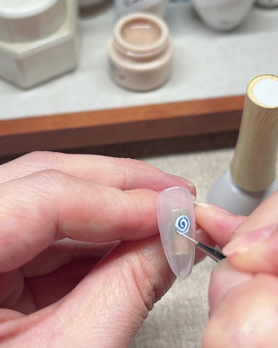 Vista in primo piano di un pennello liner sottile che rifinisce e cura i petali bianchi della nail art con rosa blu.