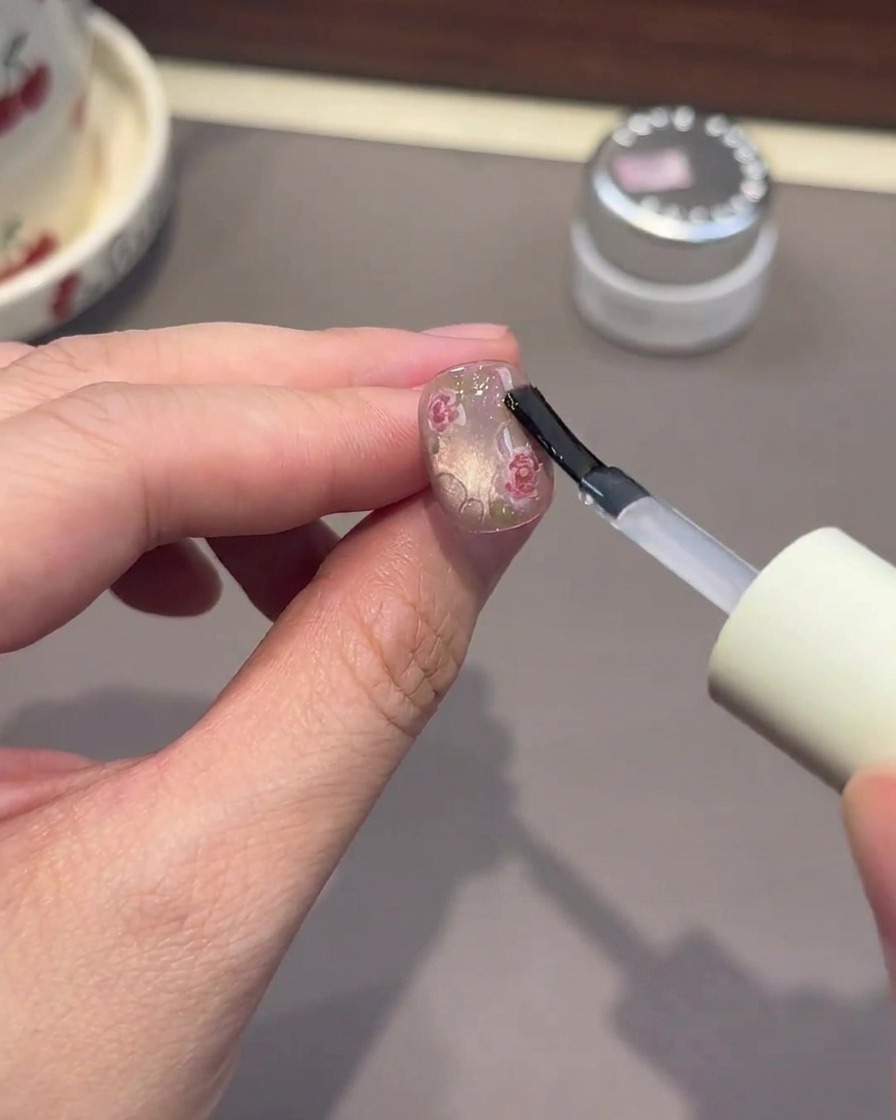 Un pennello che applica gel trasparente spesso per formare effetti di gocce dacqua sullunghia.