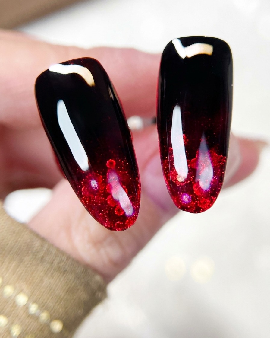 Un pennello da nail art che solleva fiocchi di glitter olografici rossi da un barattolo.