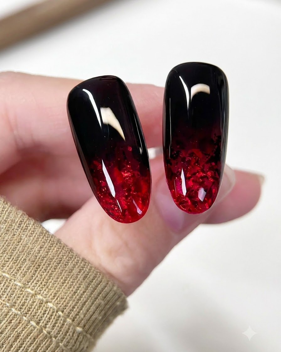 Un pennello che applica uno strato di gel livellante trasparente sul design con glitter rossi sullunghia.