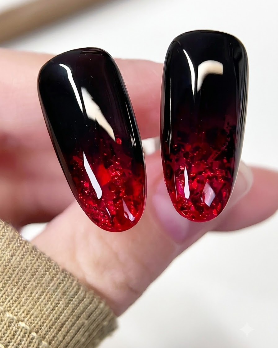 Un buffer per unghie che leviga la superficie di ununghia con glitter incapsulati lucidi.