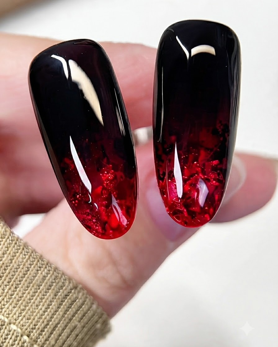 Un pennello che applica uno strato di gel rosso traslucido vibrante sulla porzione di glitter dellunghia.