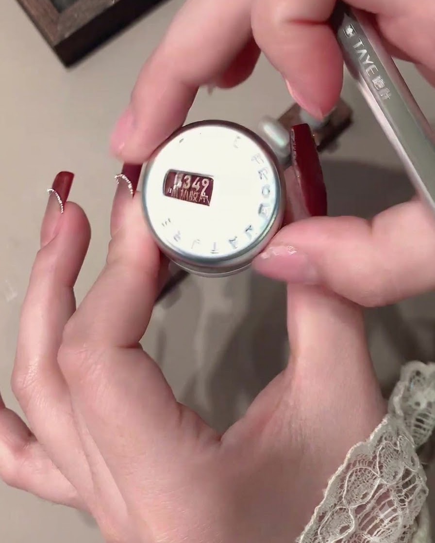 Un magnete posizionato vicino a ununghia in velluto rosso per manipolare le particelle di luce.