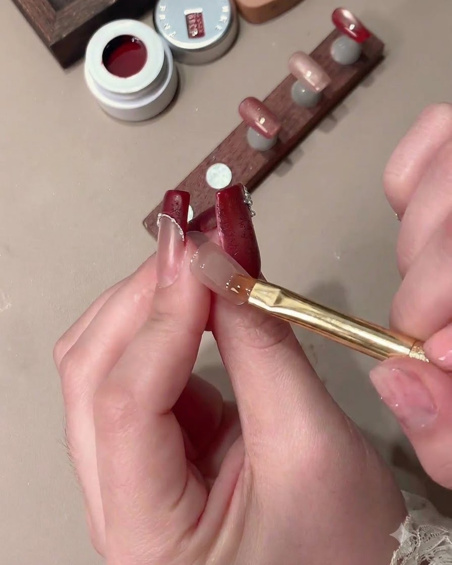 Un magnete modella il gel cat-eye su ununghia per creare un effetto luce ampia con uno spazio chiaro per la French tip.