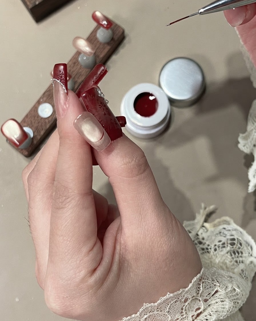 Un pennello liner riempie larea della French tip con gel velluto rosso coprente.