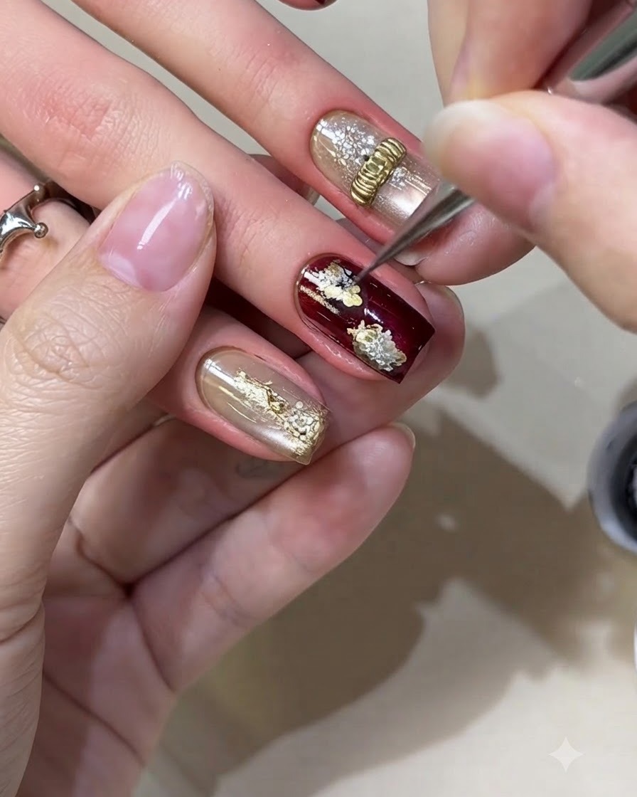 Un pennello sottile che aggiunge minuscole linee sottili nere al centro della nail art floreale bianca.