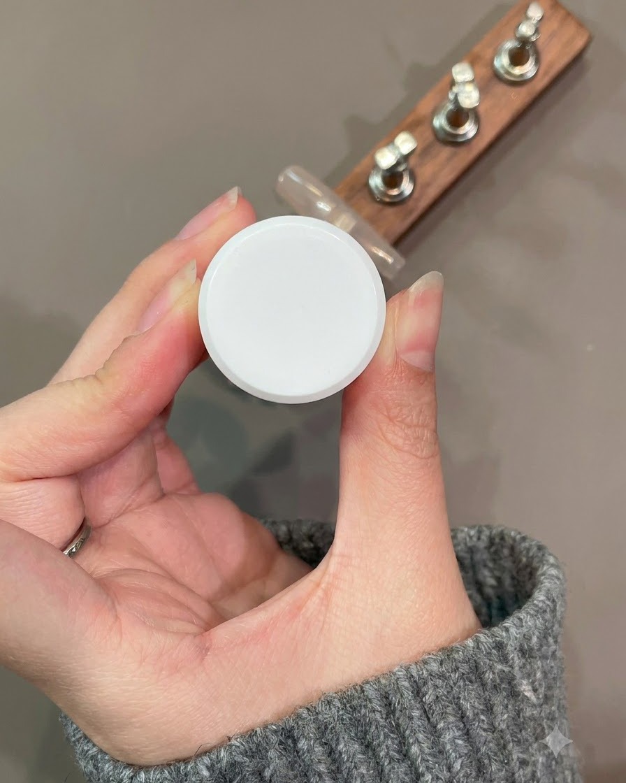 Un pennello liner fine disegna una curva French tip in gel cat-eye rosso scuro sopra il motivo in pizzo.