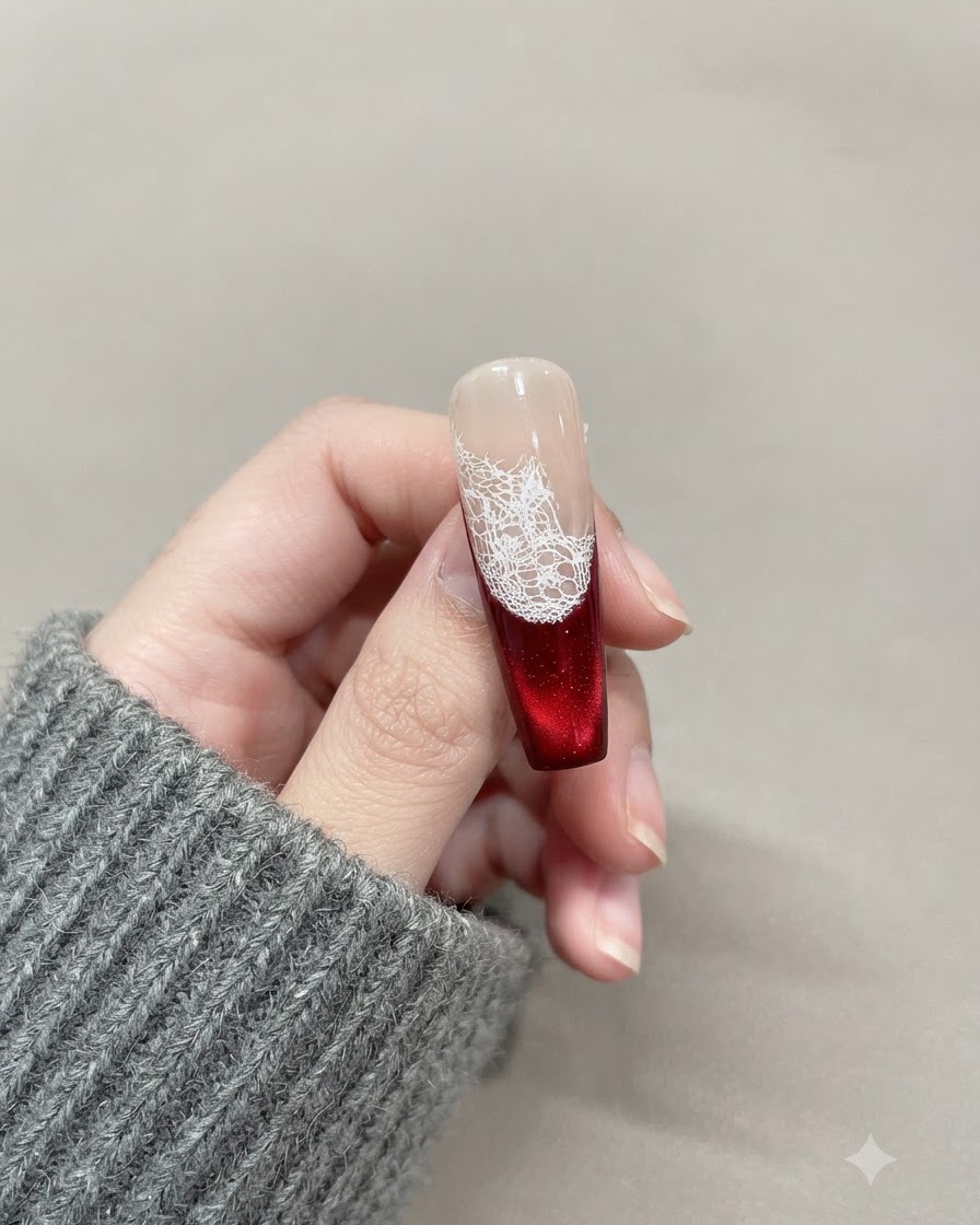 Una bacchetta magnetica tenuta vicino alla superficie del gel cat-eye rosso per tirare le particelle di riflesso verso lalto.