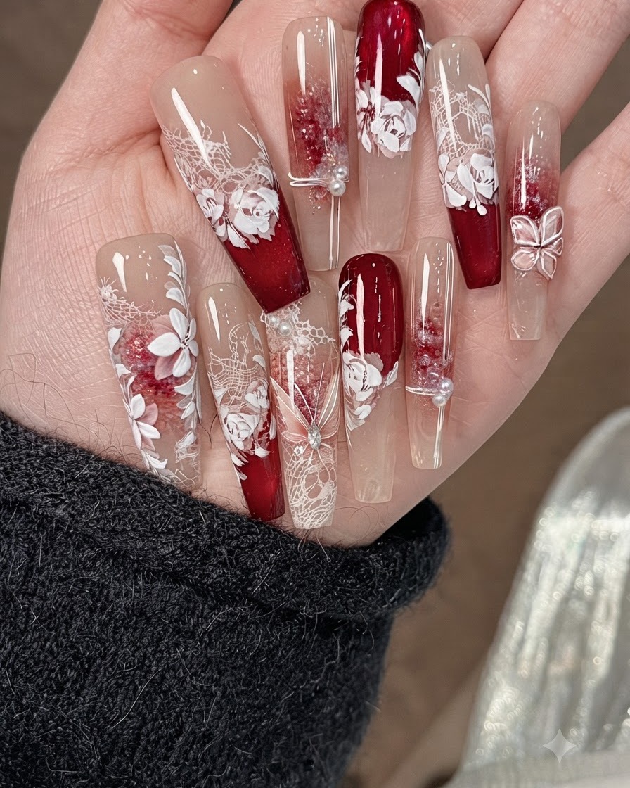 Un piccolo pennello per nail art sfuma i bordi del liquido halo ad acquerello rosa e bianco su una base per unghie beige.