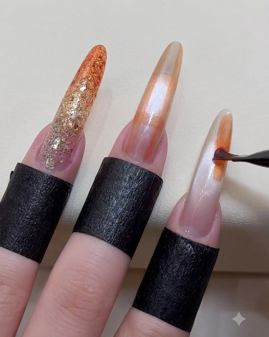 Un pennello per nail art che applica blocchi di colore astratti casuali sulla superficie di ununghia a mandorla.