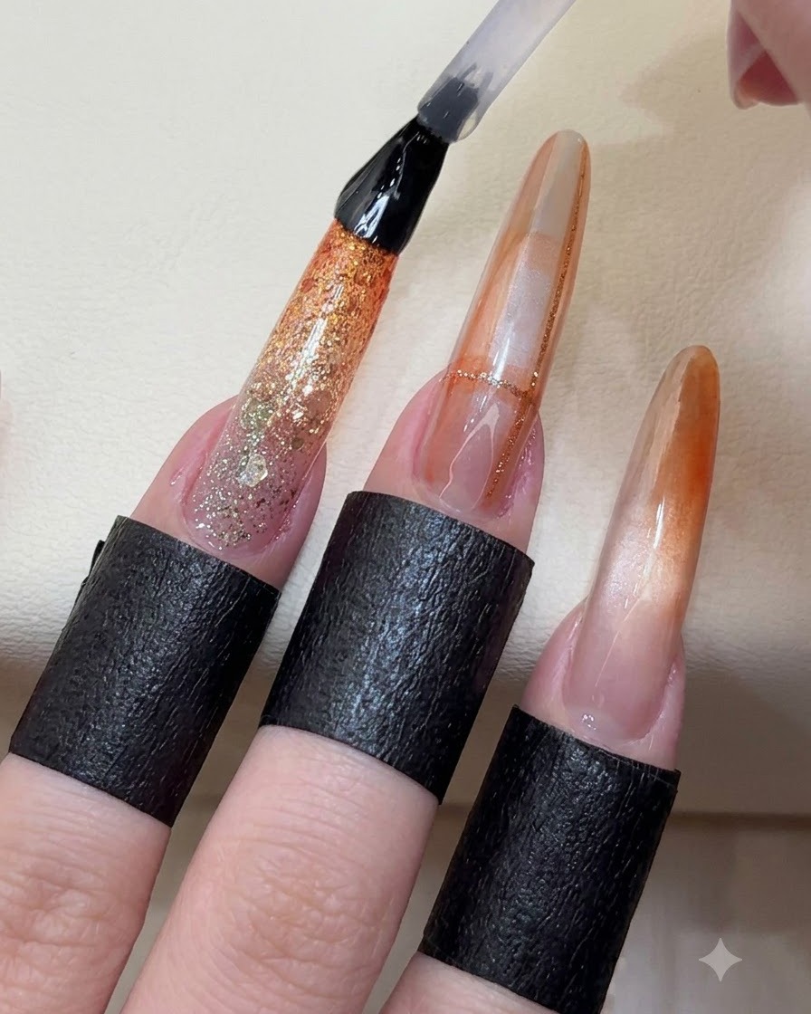 Un pennello per top coat che applica uno strato sigillante lucido su extension per nail art finite.