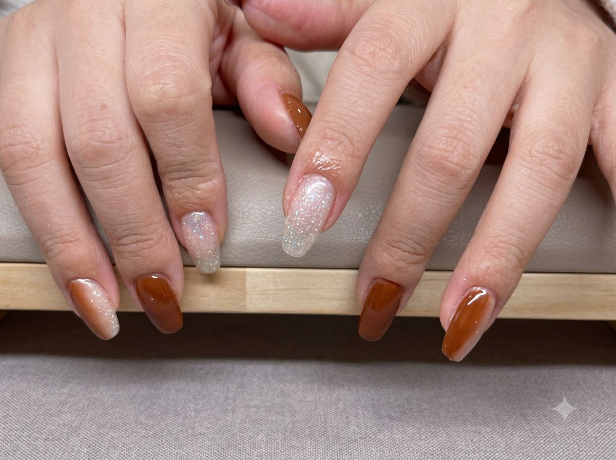 Mani posizionate per mostrare la sfumatura di colore che va dallambra scuro alle punte calde color caramello.