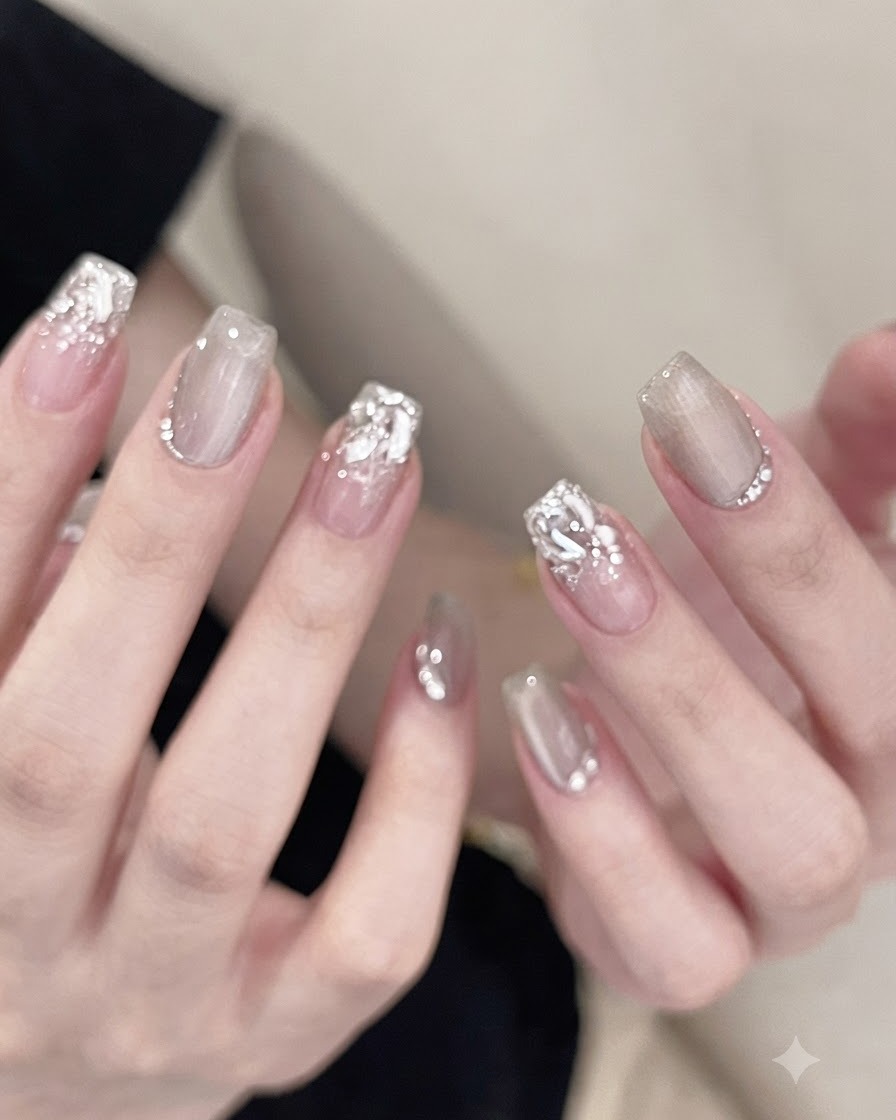 Una mano inserita allinterno di una lampada per unghie UV professionale, mentre polimerizza gli strass e ladesivo sulle unghie.
