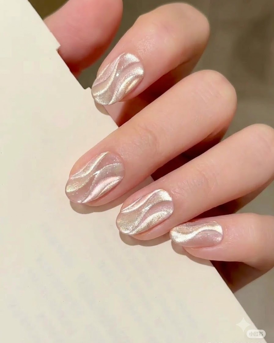 Una mano posizionata allinterno di una lampada UV/LED professionale per unghie, che polimerizza la nail art cat eye appena magnetizzata.