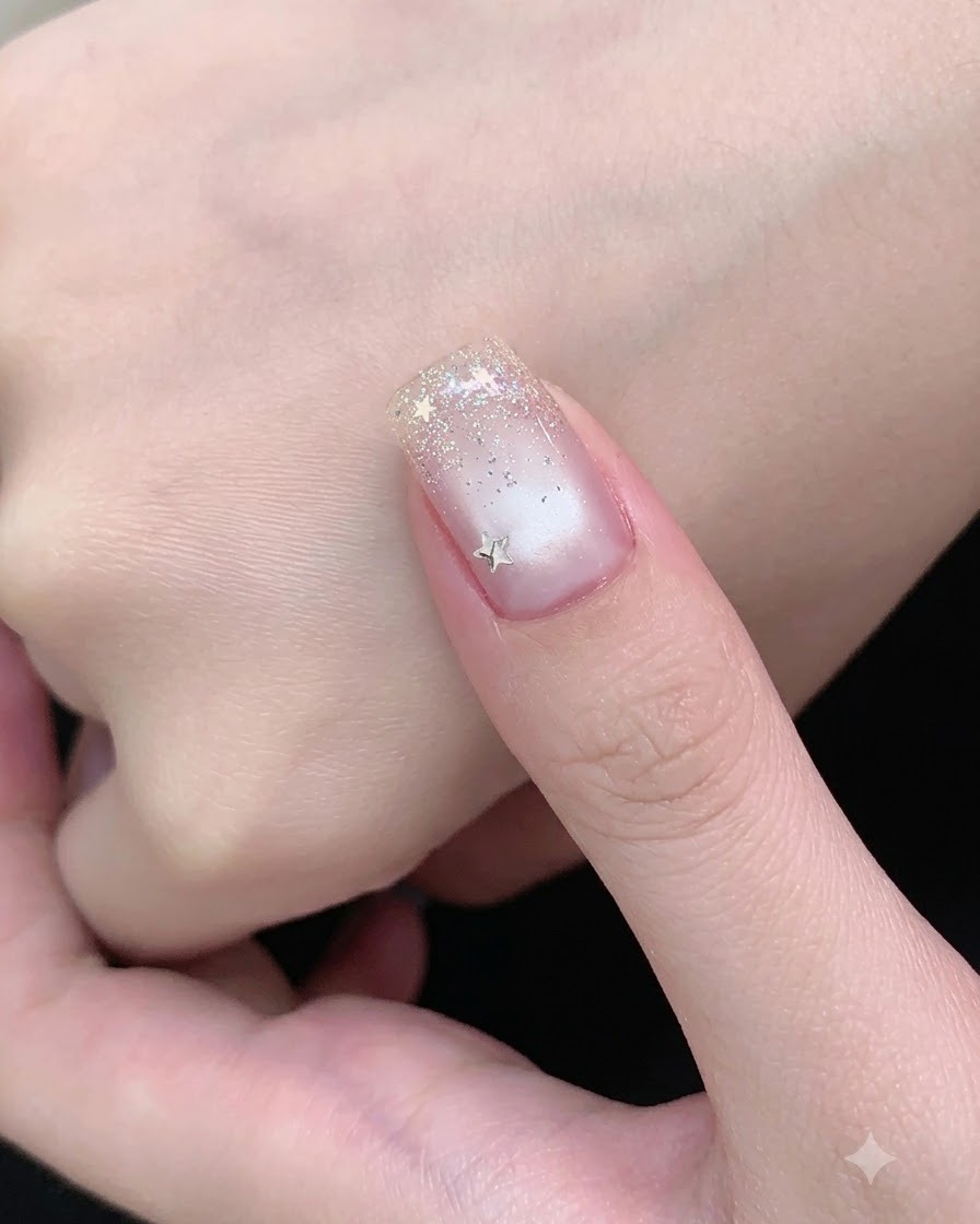 Una bacchetta magnetica si muove avanti e indietro sopra ununghia bagnata di gel cat-eye.