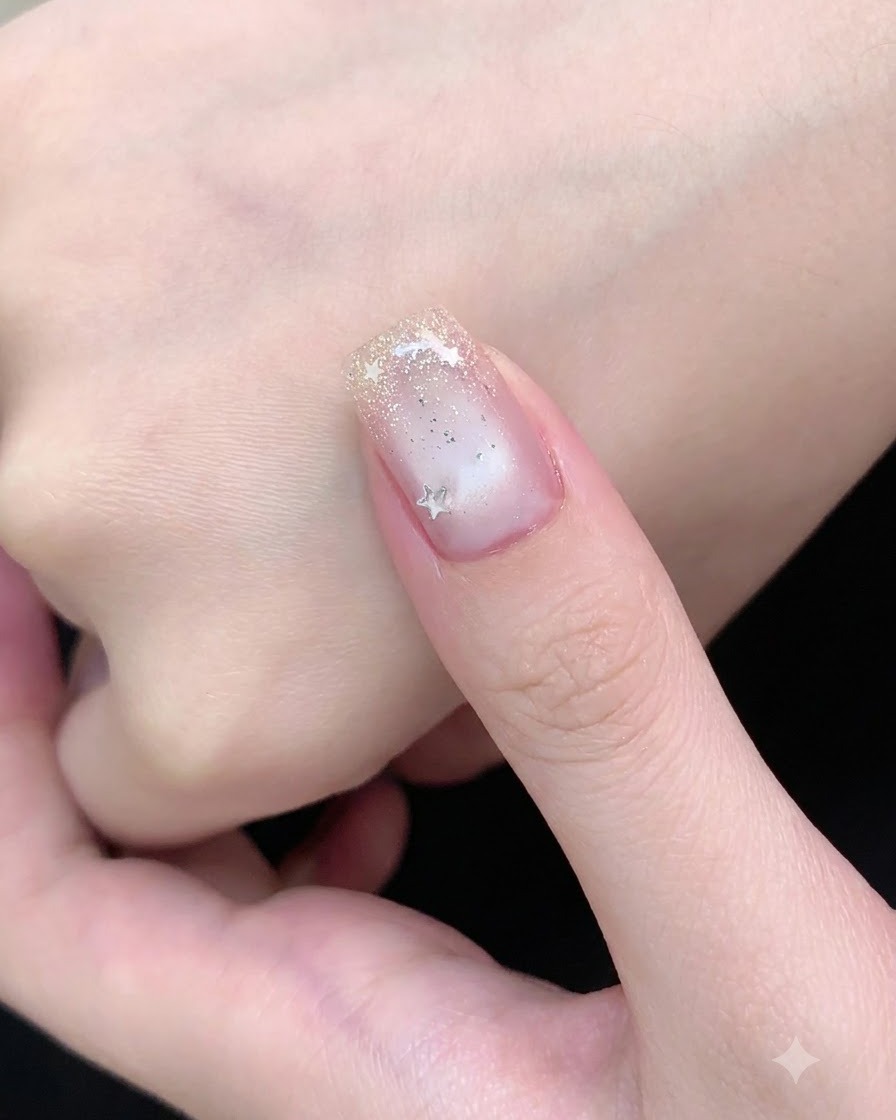 Una mano inserita allinterno di una lampada UV rosa polimerizza lo smalto gel cat-eye.