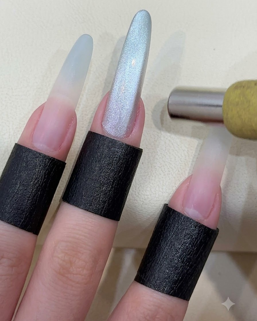 Un magnete cilindrico tenuto sopra ununghia lunga e manicurata per modellare le particelle magnetiche cat eye.