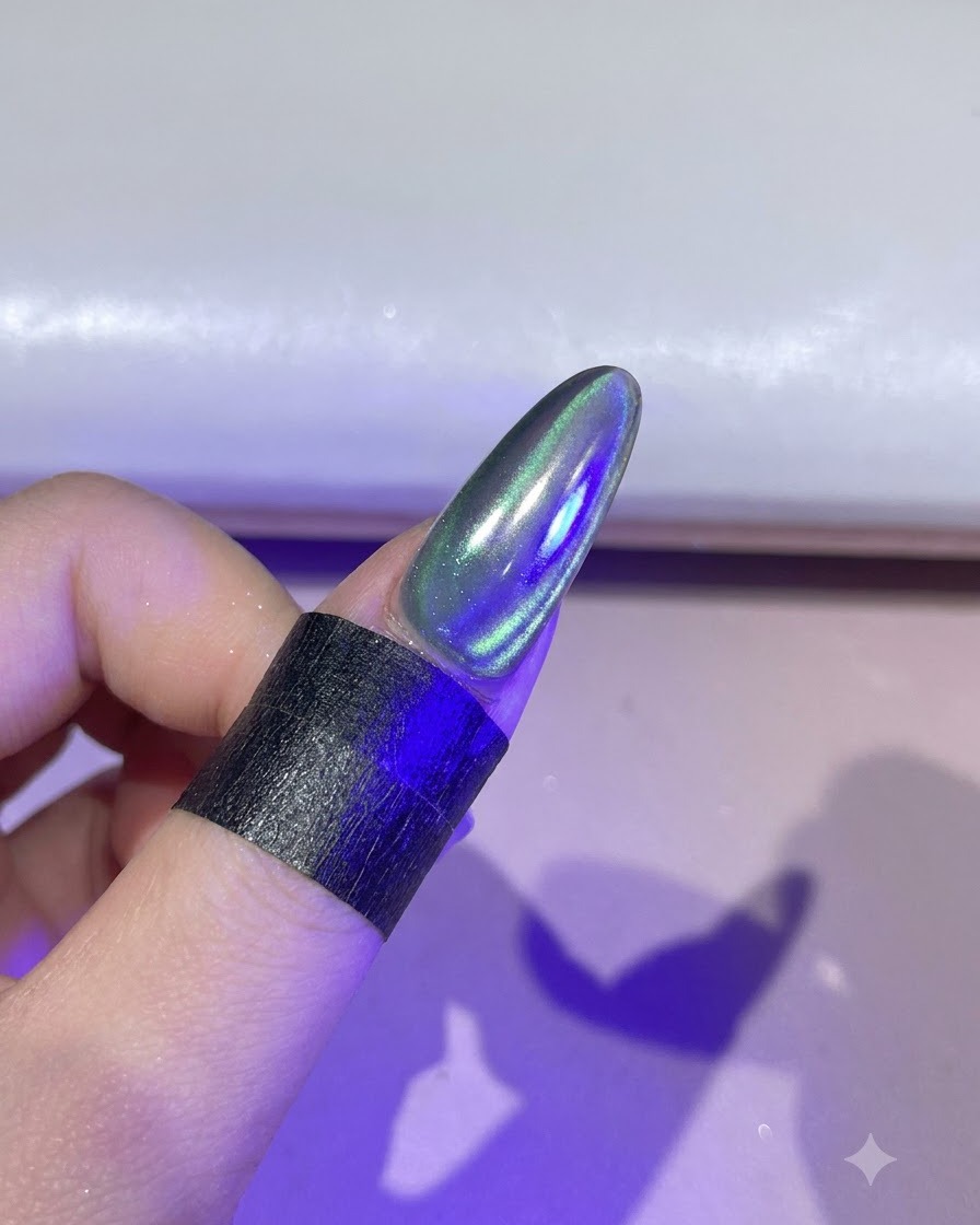 Ununghia illuminata sotto una lampada di polimerizzazione UV/LED viola.