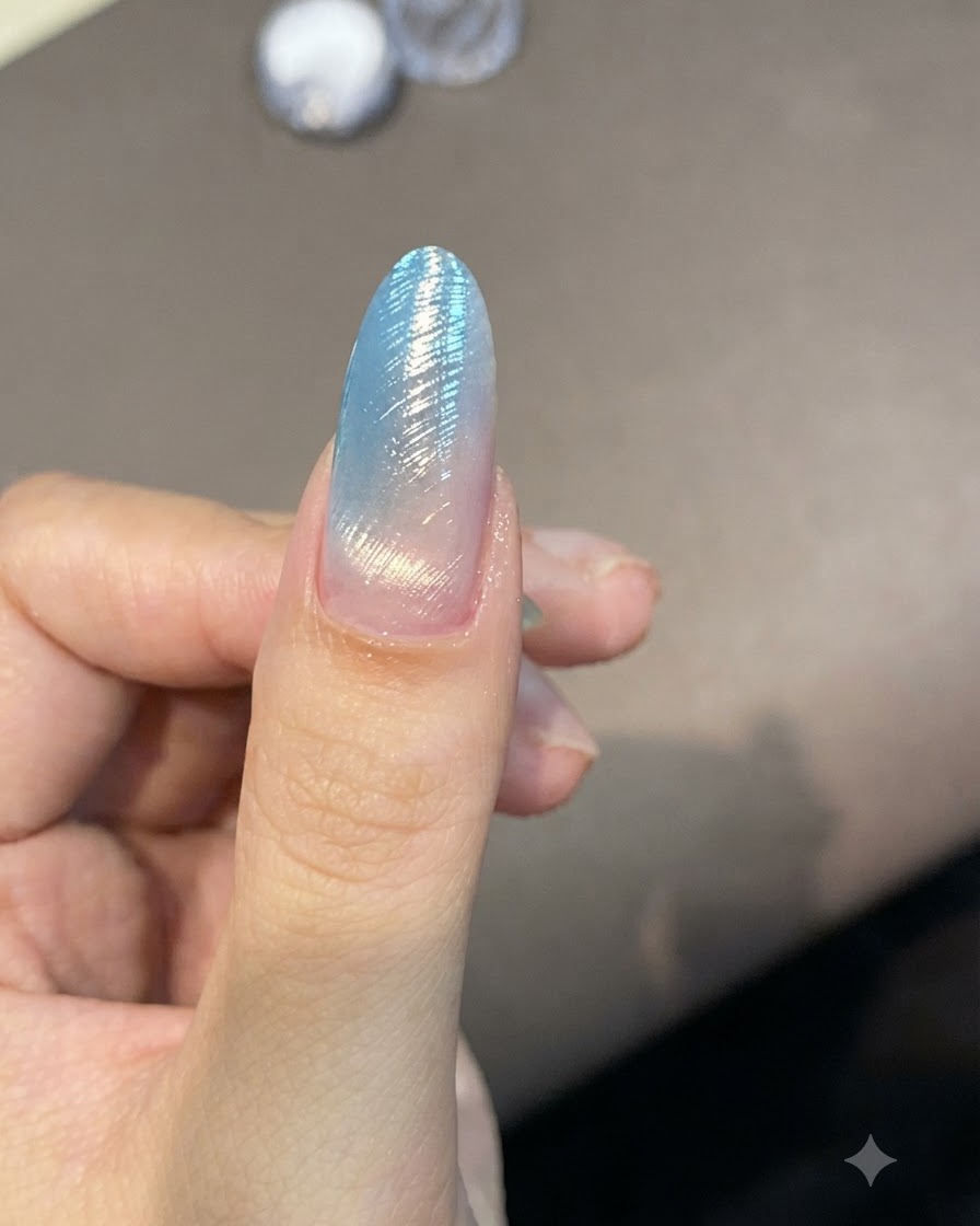 Un pennello fine da liner crea delicate linee curve su ununghia brillante.