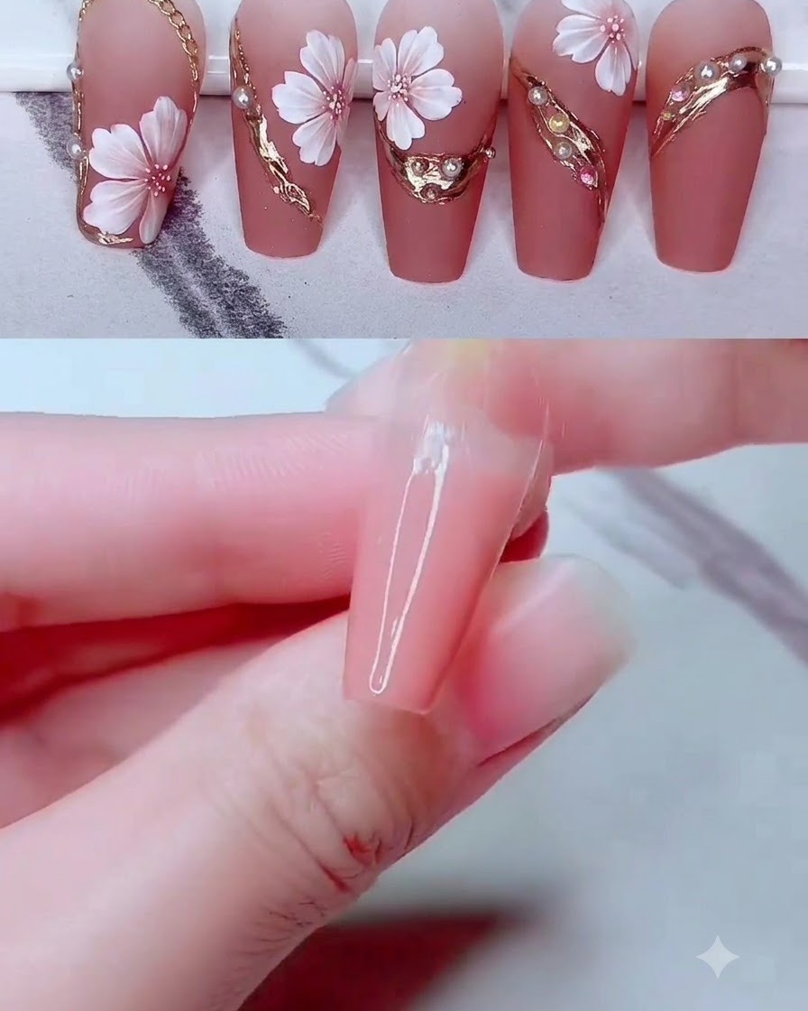 Punti adesivi in gel trasparente applicati lungo una cornice dorata curva su una superficie decorata dellunghia.