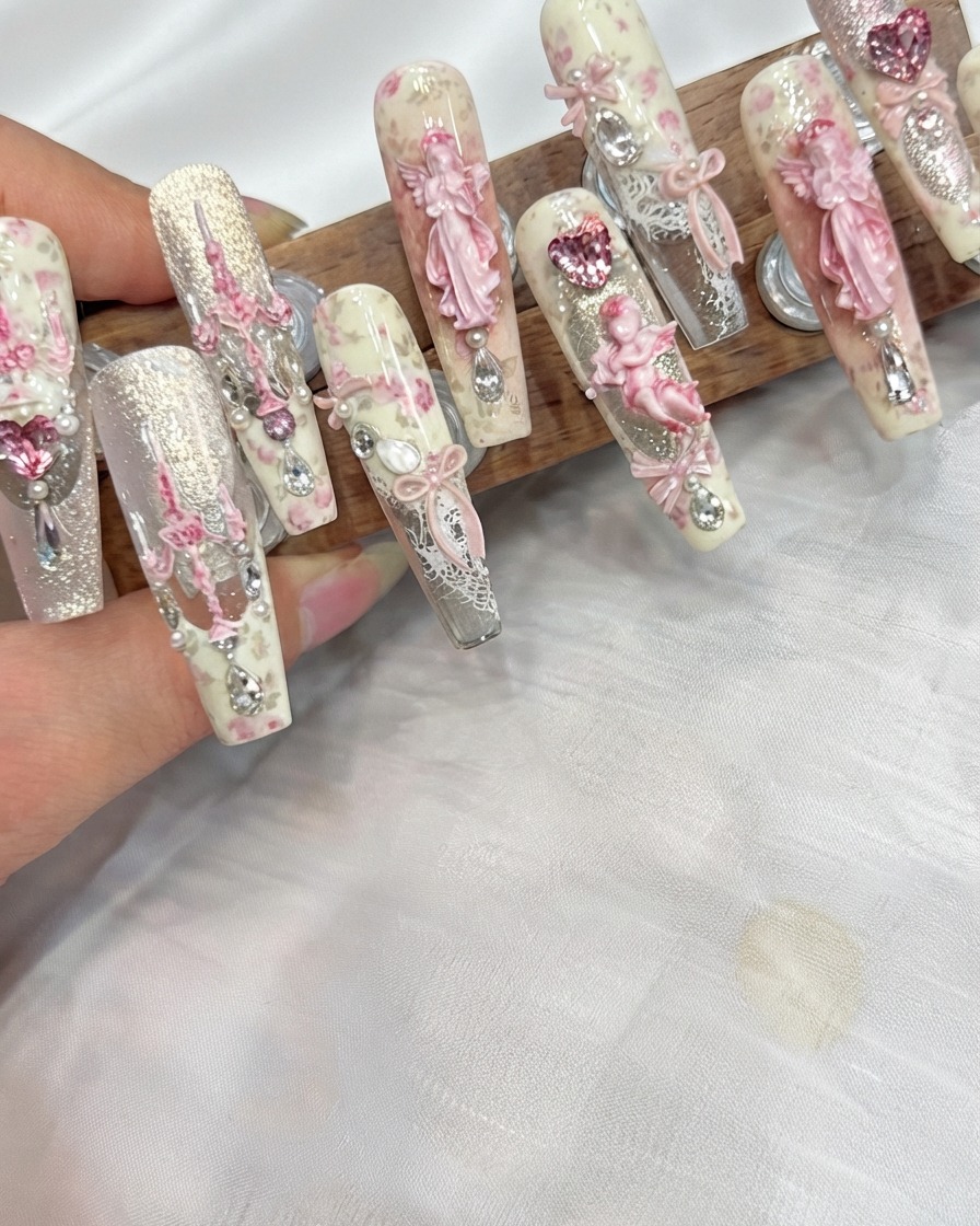 Un pennello professionale per unghie applica un soft base gel trasparente sulla superficie naturale dellunghia.