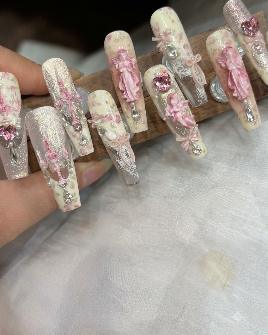 Un pennello applica uno strato uniforme di top coat opaco sopra la nail art floreale.