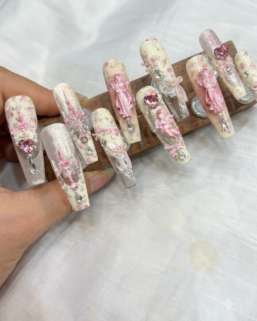 Un applicatore a spugnetta tampona il gel rosa blush sulla punta di ununghia curata.