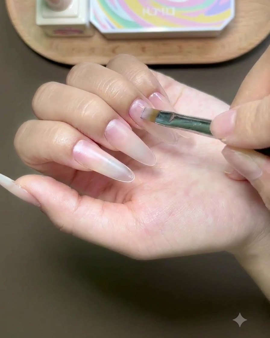 Una mano posizionata allinterno di una lampada per polimerizzazione con le dita illuminate dalla luce UV.