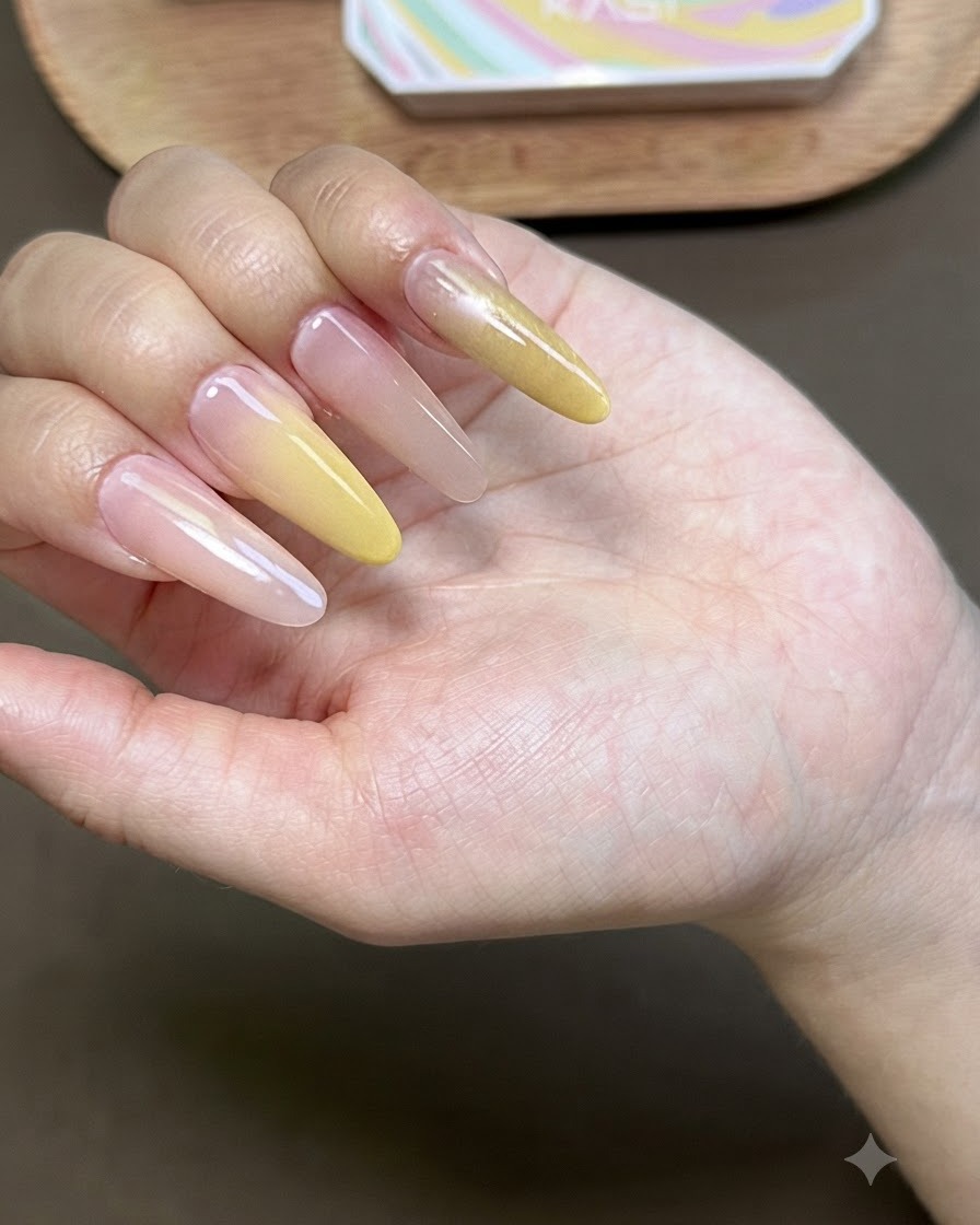 Una mano con smalto gel cat-eye in fase di polimerizzazione sotto una lampada UV per unghie.