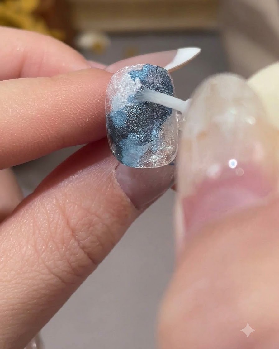 Un pennello applica il liquido sfumante trasparente sulle sezioni bianche per sfumare i colori.