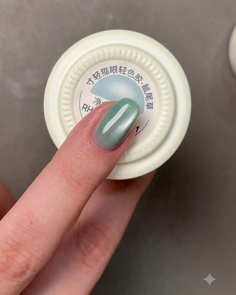 Un pennello che applica uno smalto gel grigio-azzurro su ununghia.