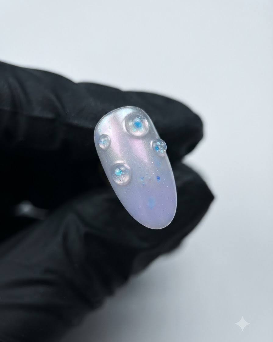 Ununghia completata con bolle di gel strutturale di cristallo viola 3D in rilievo sopra una base aurora.