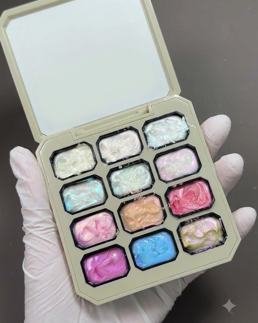 Una tavolozza per nail art che mostra vari vasetti di gel texture colorati ad alta lucentezza.