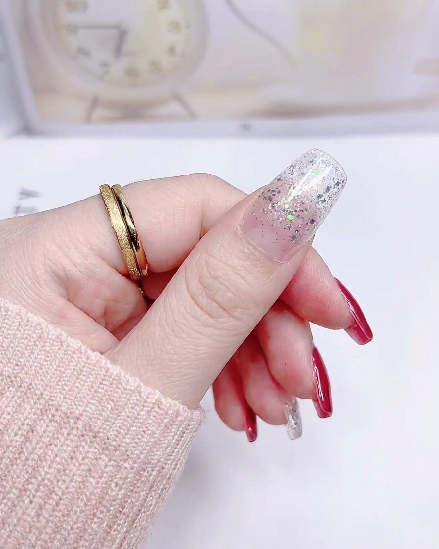Ununghia con un adesivo con gradiente glitter argento applicato in modo uniforme dalla cuticola alla punta.