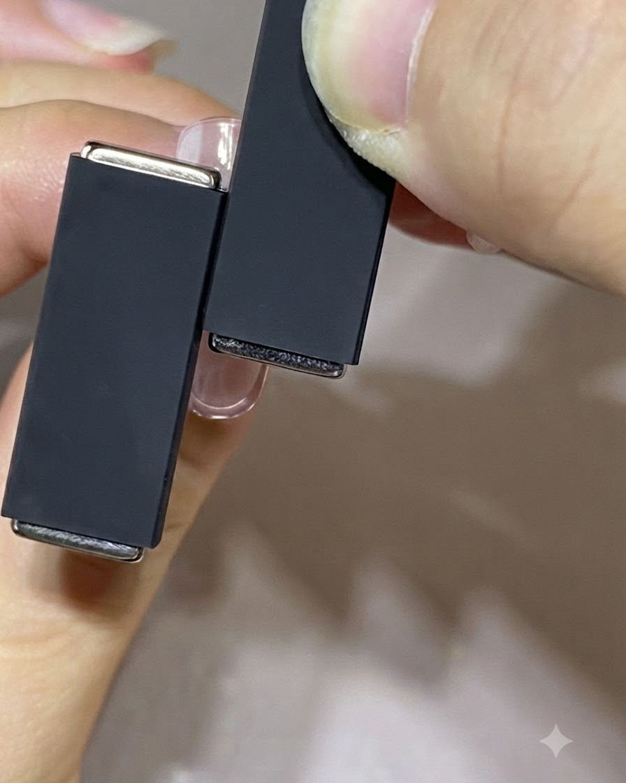 Due magneti di diverse dimensioni tenuti nelle mani per dimostrare una tecnica multi-magnete.