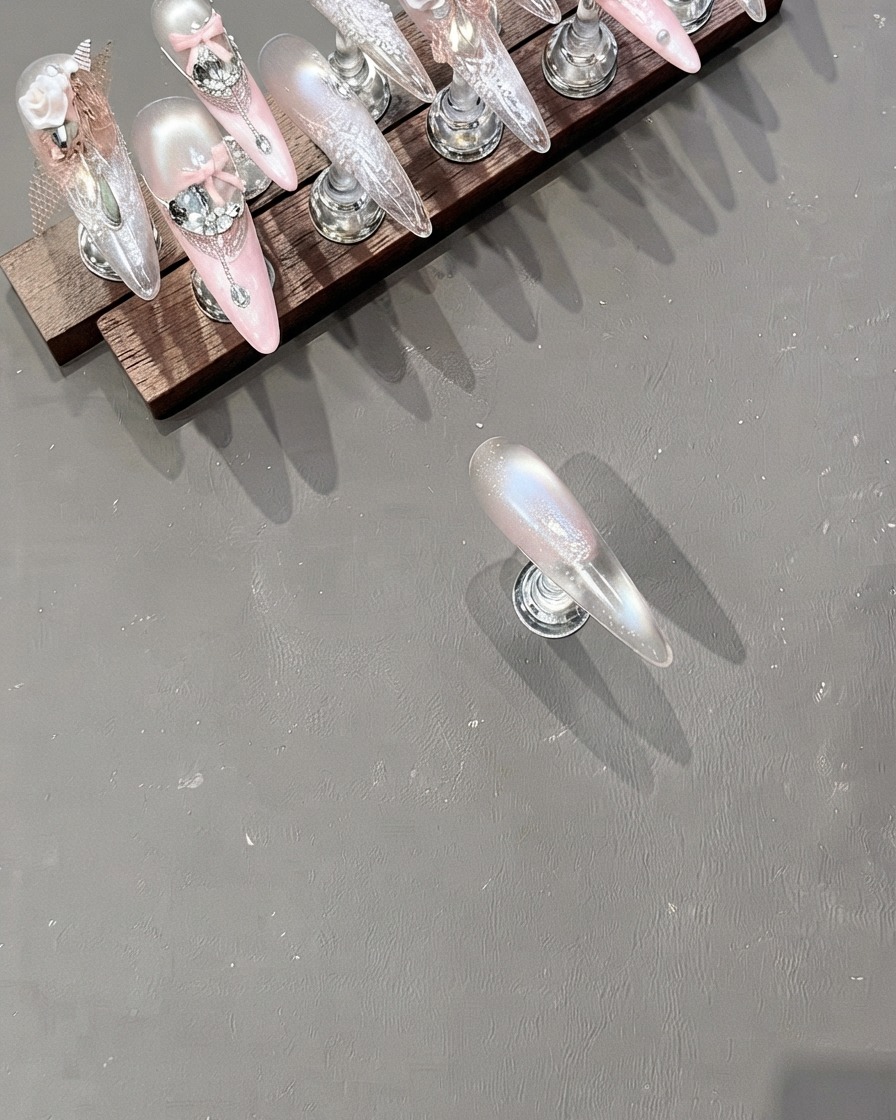 Un timbro trasparente in silicone che preleva un dettagliato motivo bianco da una piastra di metallo incisa.