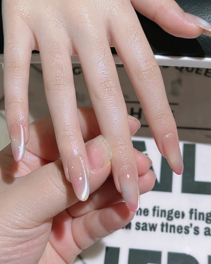 Pennellino che uniforma e sigilla il top coat sullintera lamina ungueale.