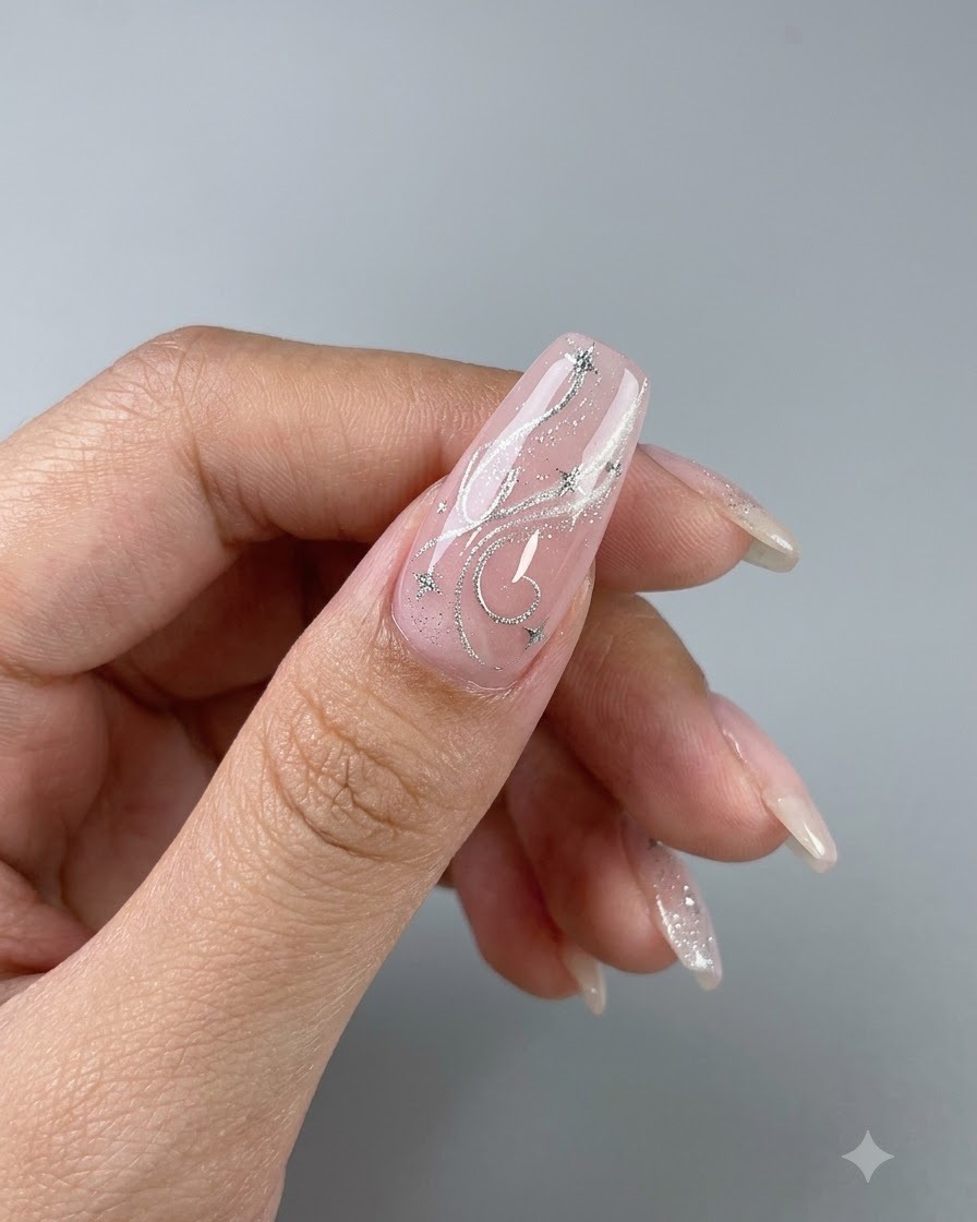 Ununghia in gel cat eye completata che mostra un effetto perla di vetro centrale luminoso e concentrato con accenti di nail art a stella.