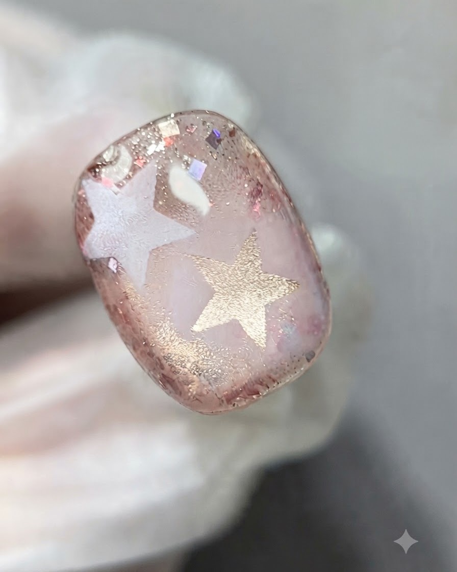Uno strato di gel costruttore trasparente applicato per livellare la superficie glitterata ruvida.