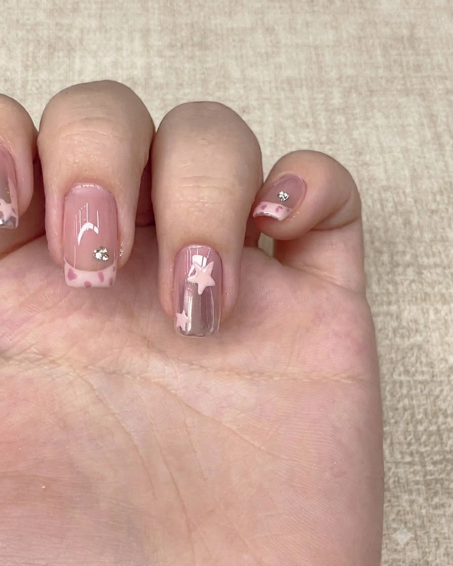 Un pennello con top coat trasparente rifinisce una mano curata completa di nail art.