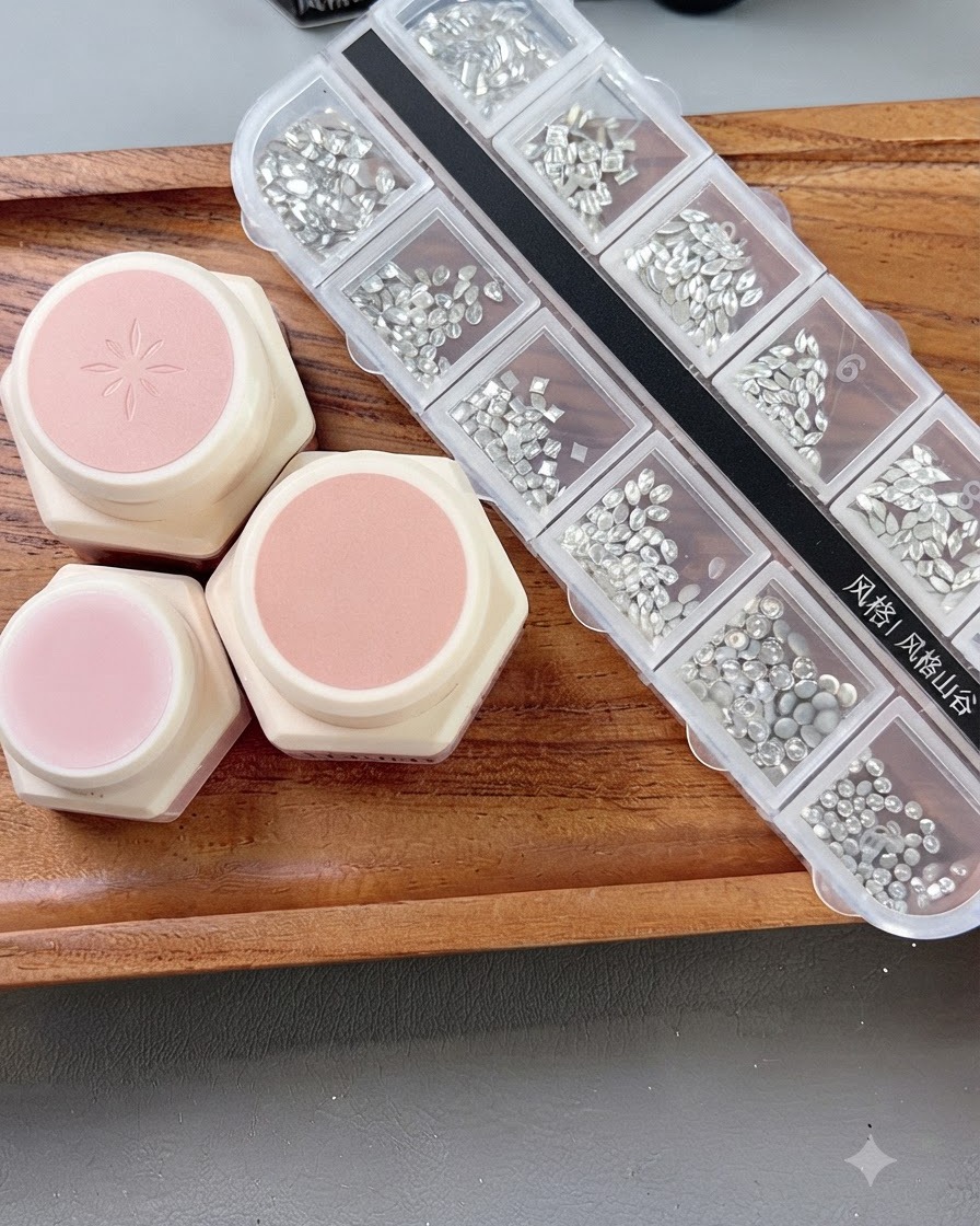 Un pennello per unghie applica un delicato strato di gel base rosa nude su una lamina ungueale preparata.