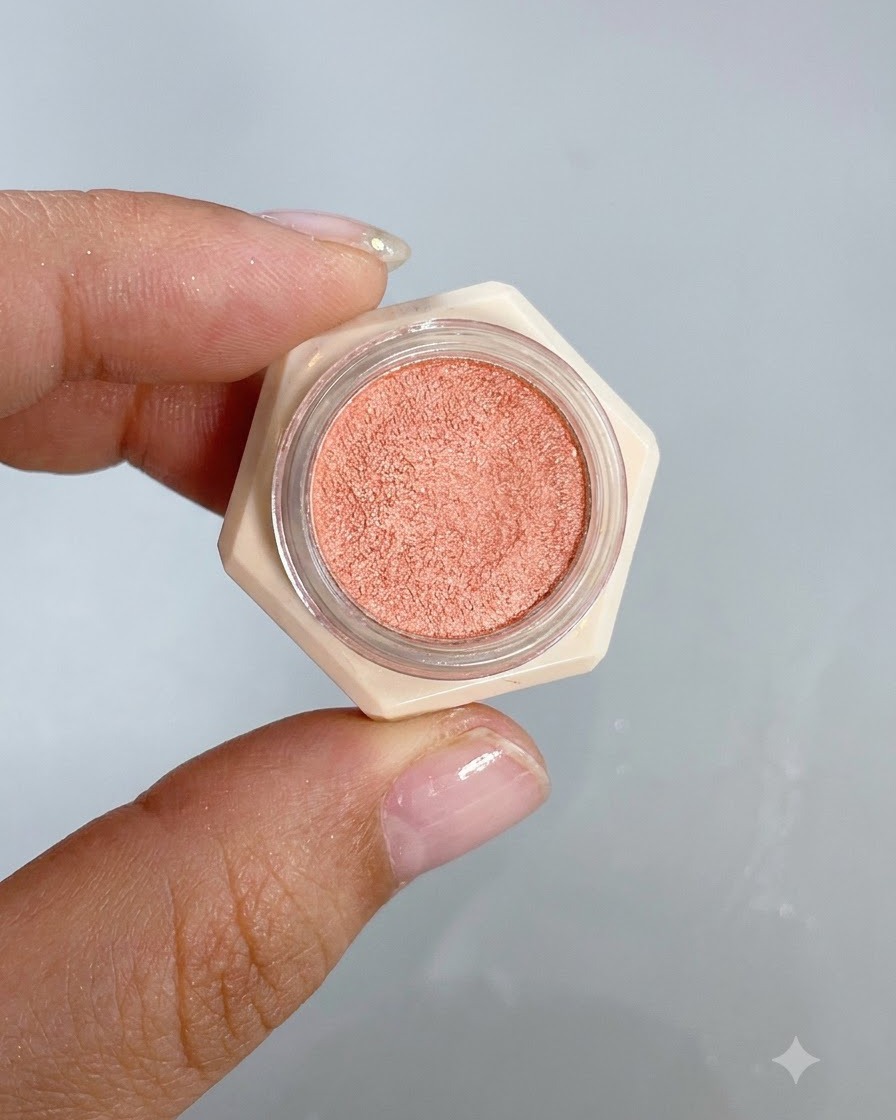 Un piccolo pennello per applicazione tampona il gel colorato al centro di ununghia per formare una sfumatura blush.