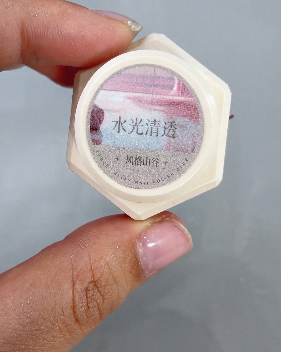 Un pennello per unghie applica il gel water clear 01 vicino alla punta anteriore di ununghia.