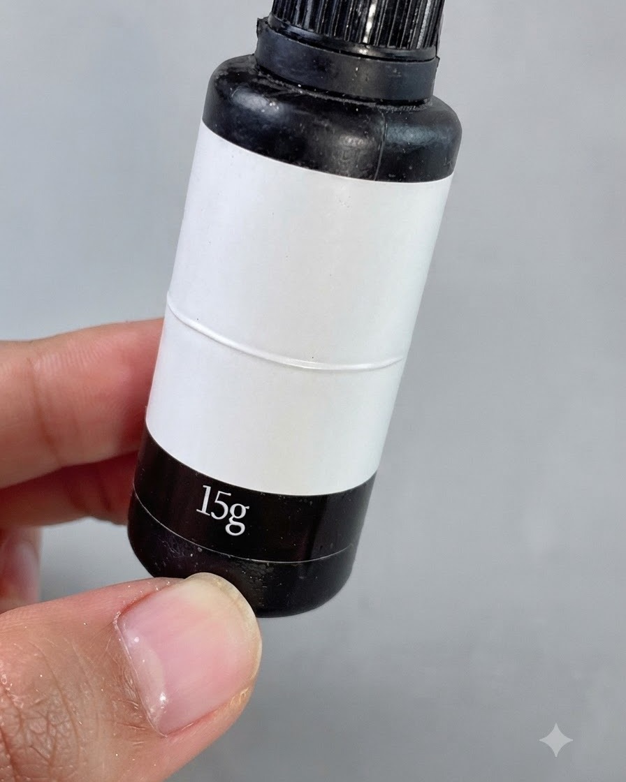 Un pennello da dettaglio fine applica un gel trasparente per colmare gli spazi vuoti attorno ai piccoli strass quadrati su ununghia manicurata.